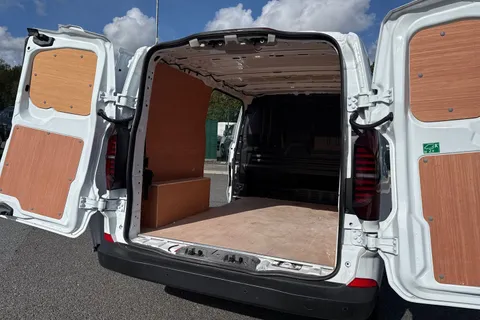 DG25EDC Volkswagen Transporter 2.0 TDI 150 Commerce Plus Van Thumbnail #31