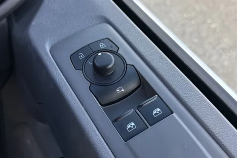 DE25KZA Volkswagen Transporter 2.0 TDI 150 Commerce Plus Van Thumbnail #34