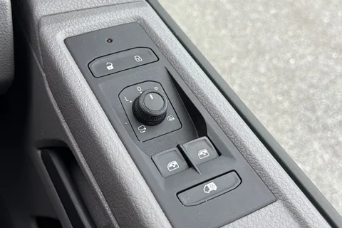 DG74EOR Volkswagen Transporter 2.0 TDI 110 Highline Van Thumbnail #38