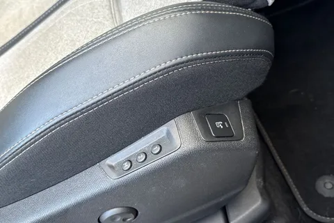 ND71FTU PEUGEOT 3008 1.6 13.2kWh GT Premium e-EAT Euro 6 (s/s) 5dr Thumbnail #39