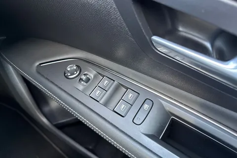 KN21SZK PEUGEOT 3008 1.2 PureTech GT EAT Euro 6 (s/s) 5dr Thumbnail #44