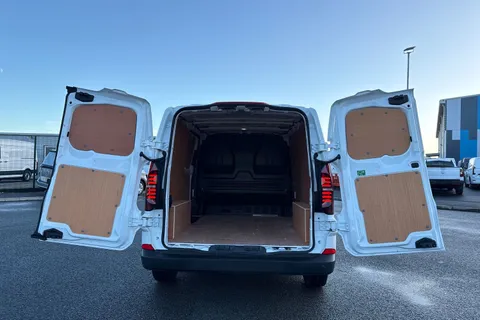 DG25CYE Volkswagen Transporter 2.0 TDI 150 Commerce Plus Van Thumbnail #7