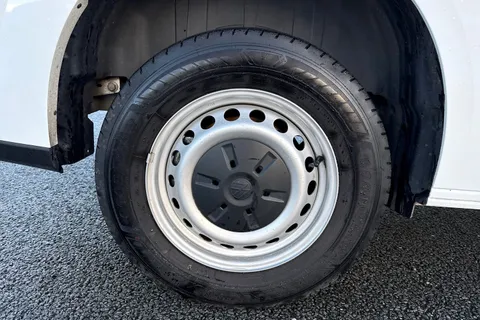 DG25CYE Volkswagen Transporter 2.0 TDI 150 Commerce Plus Van Thumbnail #11