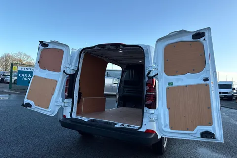 DG25CYE Volkswagen Transporter 2.0 TDI 150 Commerce Plus Van Thumbnail #32