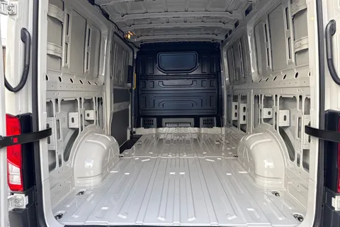 CX75JZU Volkswagen Crafter 2.0 TDI CR30 Commerce Panel Van 5dr Diesel Manual FWD MWB Euro 6 (s/s) (140 ps) Thumbnail #6