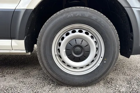 CX75JZU Volkswagen Crafter 2.0 TDI CR30 Commerce Panel Van 5dr Diesel Manual FWD MWB Euro 6 (s/s) (140 ps) Thumbnail #9