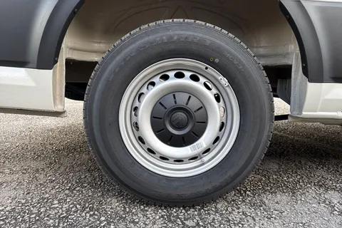 CX75JZU Volkswagen Crafter 2.0 TDI CR30 Commerce Panel Van 5dr Diesel Manual FWD MWB Euro 6 (s/s) (140 ps) Thumbnail #10