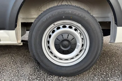 CX75JZU Volkswagen Crafter 2.0 TDI CR30 Commerce Panel Van 5dr Diesel Manual FWD MWB Euro 6 (s/s) (140 ps) Thumbnail #11