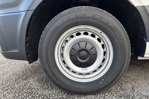 CX75JZU Volkswagen Crafter 2.0 TDI CR30 Commerce Panel Van 5dr Diesel Manual FWD MWB Euro 6 (s/s) (140 ps) Thumbnail #12