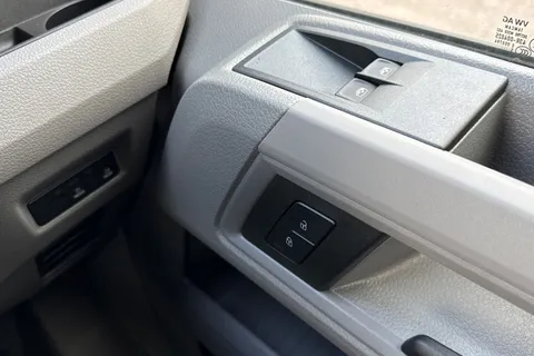 CX75JZU Volkswagen Crafter 2.0 TDI CR30 Commerce Panel Van 5dr Diesel Manual FWD MWB Euro 6 (s/s) (140 ps) Thumbnail #20