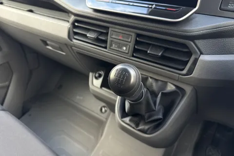 CX75JZU Volkswagen Crafter 2.0 TDI CR30 Commerce Panel Van 5dr Diesel Manual FWD MWB Euro 6 (s/s) (140 ps) Thumbnail #22