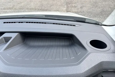 CX75JZU Volkswagen Crafter 2.0 TDI CR30 Commerce Panel Van 5dr Diesel Manual FWD MWB Euro 6 (s/s) (140 ps) Thumbnail #33