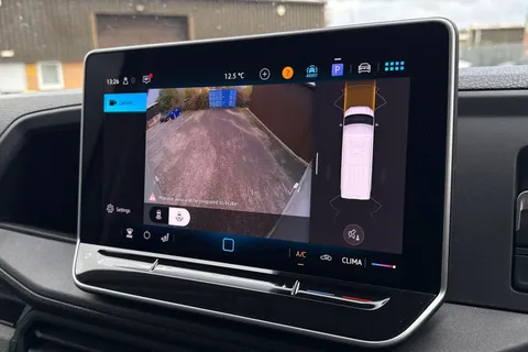 CX75JZU Volkswagen Crafter 2.0 TDI CR30 Commerce Panel Van 5dr Diesel Manual FWD MWB Euro 6 (s/s) (140 ps) Thumbnail #44