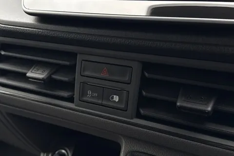 CX75JZU Volkswagen Crafter 2.0 TDI CR30 Commerce Panel Van 5dr Diesel Manual FWD MWB Euro 6 (s/s) (140 ps) Thumbnail #45