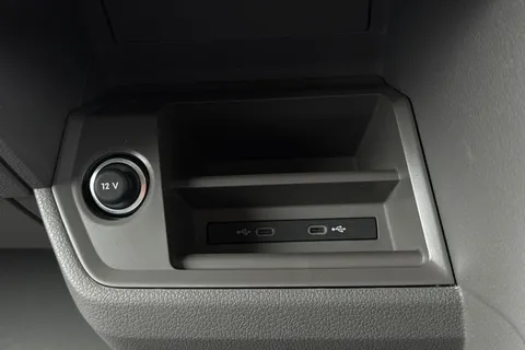 CX75JZU Volkswagen Crafter 2.0 TDI CR30 Commerce Panel Van 5dr Diesel Manual FWD MWB Euro 6 (s/s) (140 ps) Thumbnail #46