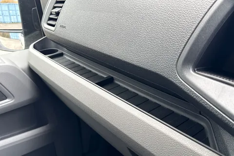 CX75JZU Volkswagen Crafter 2.0 TDI CR30 Commerce Panel Van 5dr Diesel Manual FWD MWB Euro 6 (s/s) (140 ps) Thumbnail #48