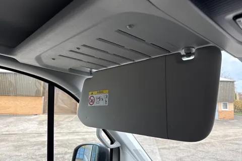 CX75JZU Volkswagen Crafter 2.0 TDI CR30 Commerce Panel Van 5dr Diesel Manual FWD MWB Euro 6 (s/s) (140 ps) Thumbnail #49