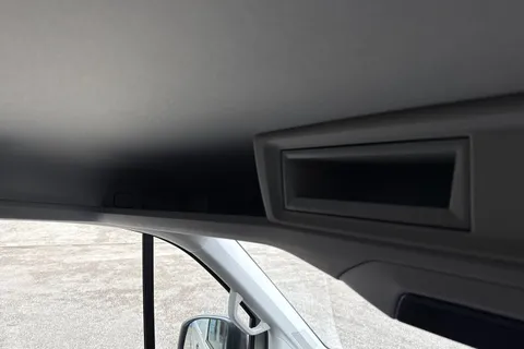 CX75JZU Volkswagen Crafter 2.0 TDI CR30 Commerce Panel Van 5dr Diesel Manual FWD MWB Euro 6 (s/s) (140 ps) Thumbnail #50