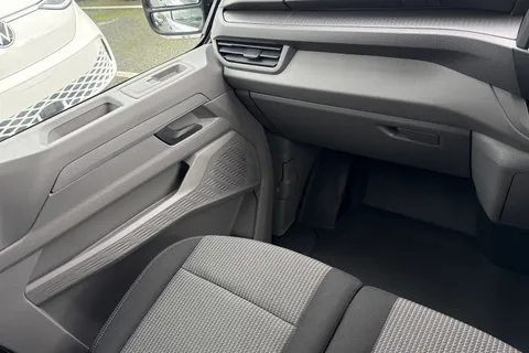 CX25LWJ Volkswagen Transporter 2.0 TDI T28 Commerce Plus FWD SWB Euro 6 (s/s) 5dr Thumbnail #19