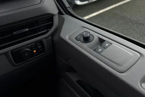 CX25LWJ Volkswagen Transporter 2.0 TDI T28 Commerce Plus FWD SWB Euro 6 (s/s) 5dr Thumbnail #20