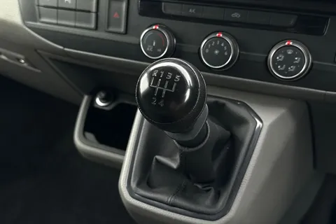 DG74CYV Volkswagen Transporter 2.0 TDI 110 Highline Van Thumbnail #23