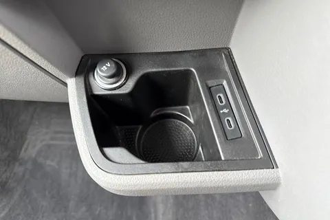 DG74CYV Volkswagen Transporter 2.0 TDI 110 Highline Van Thumbnail #40