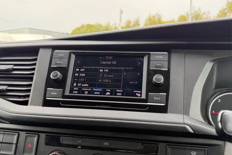 DG74CYV Volkswagen Transporter 2.0 TDI 110 Highline Van Thumbnail #47