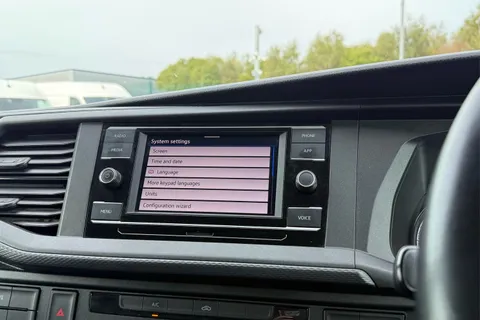 DG74CYV Volkswagen Transporter 2.0 TDI 110 Highline Van Thumbnail #51