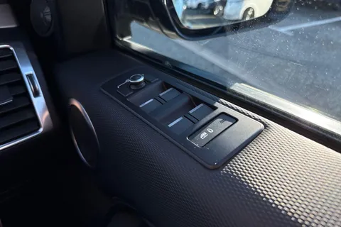 18 of 66 for Land Rover Discovery 3.0 D300 MHEV R-Dynamic HSE Auto 4WD Euro 6 (s/s) 5dr