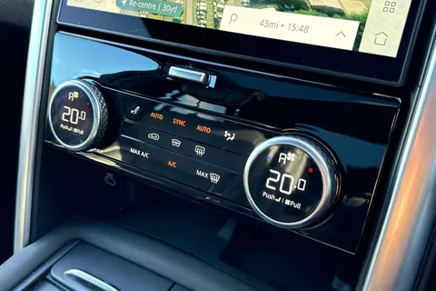 19 of 66 for Land Rover Discovery 3.0 D300 MHEV R-Dynamic HSE Auto 4WD Euro 6 (s/s) 5dr