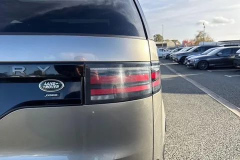 26 of 66 for Land Rover Discovery 3.0 D300 MHEV R-Dynamic HSE Auto 4WD Euro 6 (s/s) 5dr