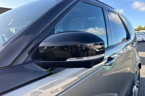 35 of 66 for Land Rover Discovery 3.0 D300 MHEV R-Dynamic HSE Auto 4WD Euro 6 (s/s) 5dr