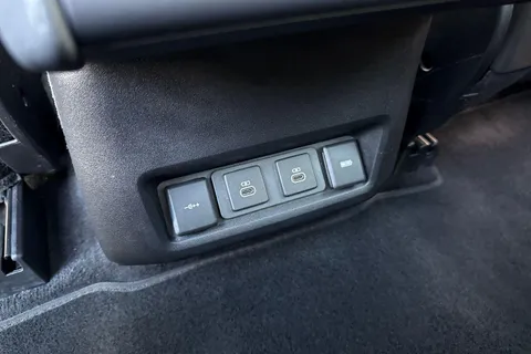 40 of 66 for Land Rover Discovery 3.0 D300 MHEV R-Dynamic HSE Auto 4WD Euro 6 (s/s) 5dr