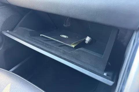 50 of 66 for Land Rover Discovery 3.0 D300 MHEV R-Dynamic HSE Auto 4WD Euro 6 (s/s) 5dr