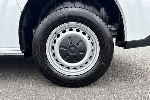 DG25EFC Volkswagen Transporter 2.0 TDI 150 Commerce Plus Van Thumbnail #12