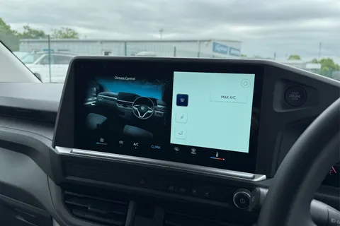 DG25EFC Volkswagen Transporter 2.0 TDI 150 Commerce Plus Van Thumbnail #22