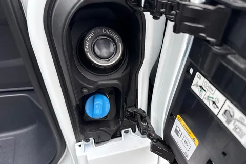 DG25EFC Volkswagen Transporter 2.0 TDI 150 Commerce Plus Van Thumbnail #25