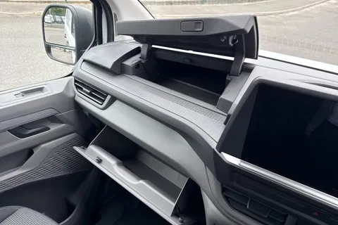 DG25EFC Volkswagen Transporter 2.0 TDI 150 Commerce Plus Van Thumbnail #40