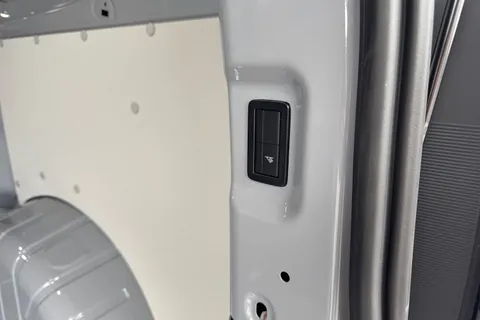 BT75XAW Volkswagen Transporter 2.0 TDI 150 Commerce Pro Van Automatic Thumbnail #27
