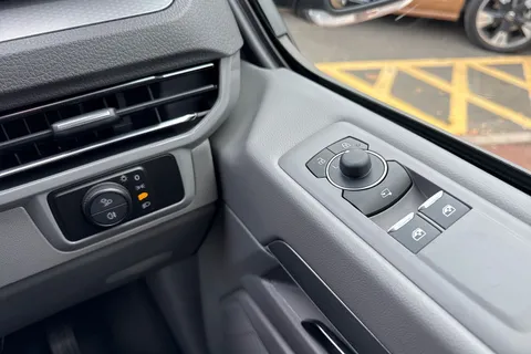 BT75XBM Volkswagen Transporter 2.0 TDI 150 Commerce Pro Van Automatic Thumbnail #20