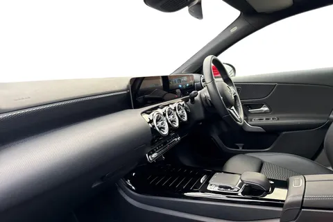 RX69WEH Mercedes-Benz A Class 1.3 A200 Sport (Premium Plus) 7G-DCT Euro 6 (s/s) 5dr Thumbnail #16