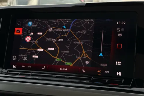 KY25RZG Volkswagen Multivan LWB 2.0 TDI 150PS Style DSG 7 Seats/Panoramic Sunroof Thumbnail #18