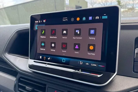 PN75MXH Volkswagen Crafter CR35 Panel van Commerce MWB 140 PS 2.0 TDI 6sp Manual FWD Thumbnail #12