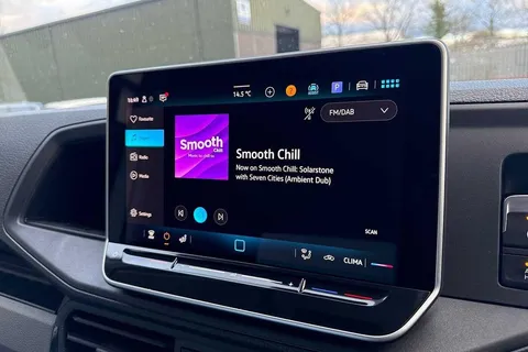 PN75MXH Volkswagen Crafter CR35 Panel van Commerce MWB 140 PS 2.0 TDI 6sp Manual FWD Thumbnail #26