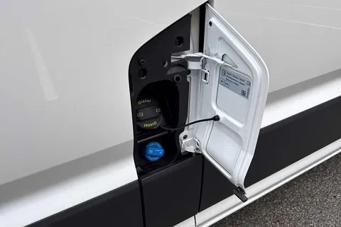 PN75MWU Volkswagen Crafter CR35 Panel van Commerce MWB 140 PS 2.0 TDI 6sp Manual FWD Thumbnail #40