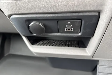 CX75HWJ Volkswagen Transporter 2.0 TDI T32 Commerce Pro Panel Van 5dr Diesel Auto 4Motion SWB Euro 6 (s/s) (150 ps) Thumbnail #33