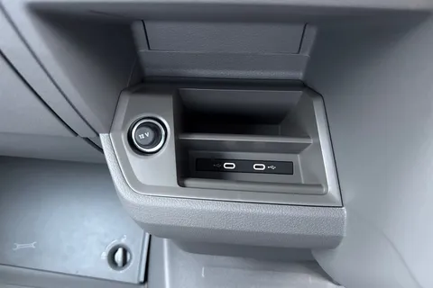 PN75NAO Volkswagen Crafter CR35 Panel van Commerce MWB 140 PS 2.0 TDI 6sp Manual FWD Thumbnail #31