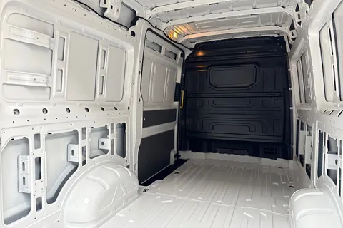 PN75NAO Volkswagen Crafter CR35 Panel van Commerce MWB 140 PS 2.0 TDI 6sp Manual FWD Thumbnail #38