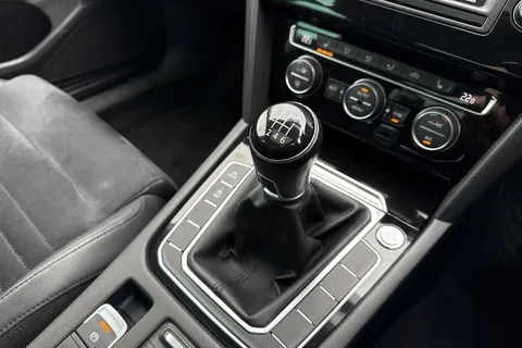 DE67YUT Volkswagen Passat 2.0 TDI GT 4dr | Adaptive Cruise Control |  ACC | Active Info Display Thumbnail #24