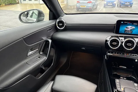 YN70UHL Mercedes-Benz A Class 1.3 A180 Sport (Executive) 7G-DCT Euro 6 (s/s) 5dr Thumbnail #21